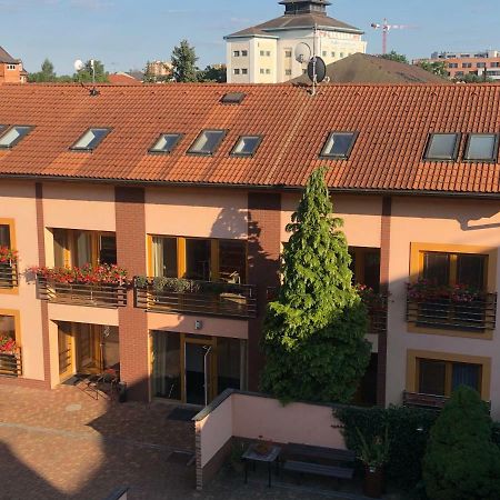 Hotel City パルドゥビツェ エクステリア 写真