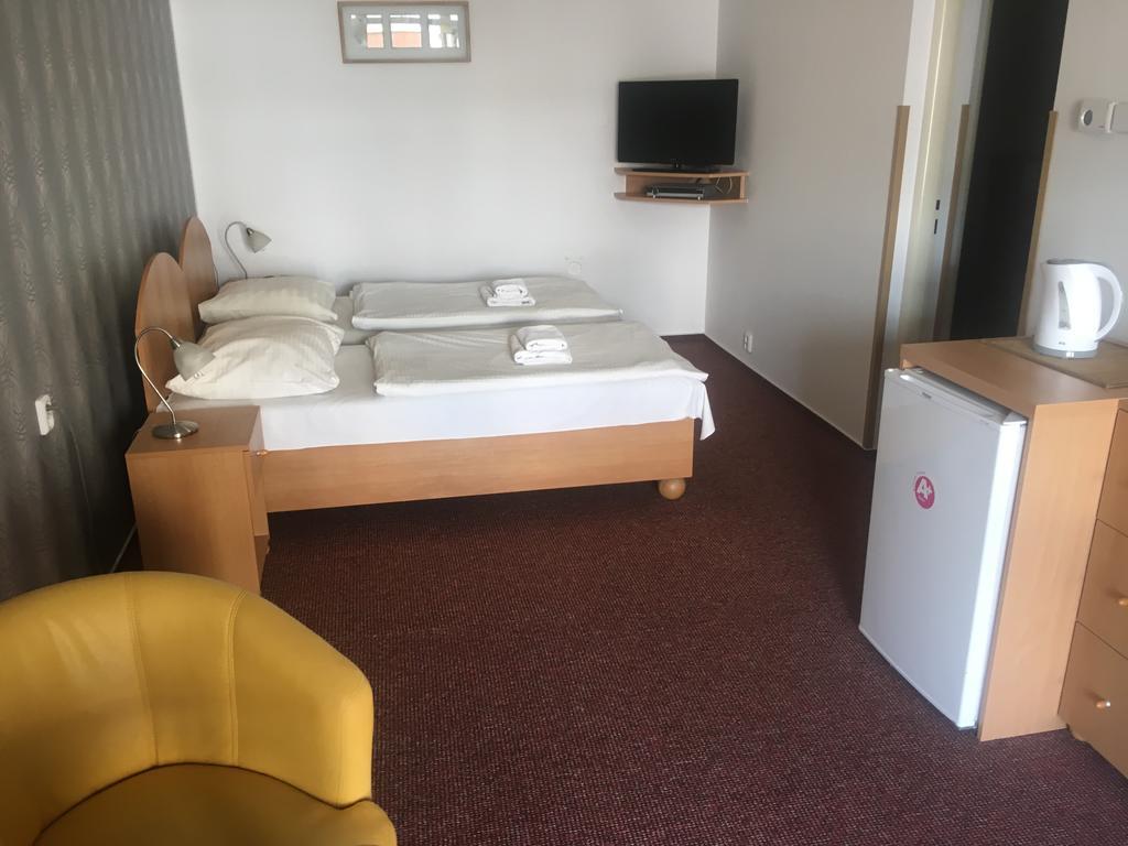 Hotel City パルドゥビツェ エクステリア 写真